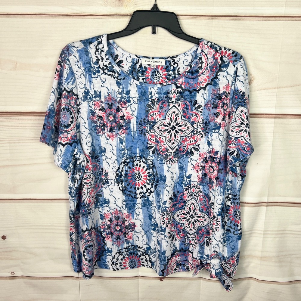 Emily Daniels Top Womens 2X Blue Geometric Blouse Short Sleeve Lightweight Knit